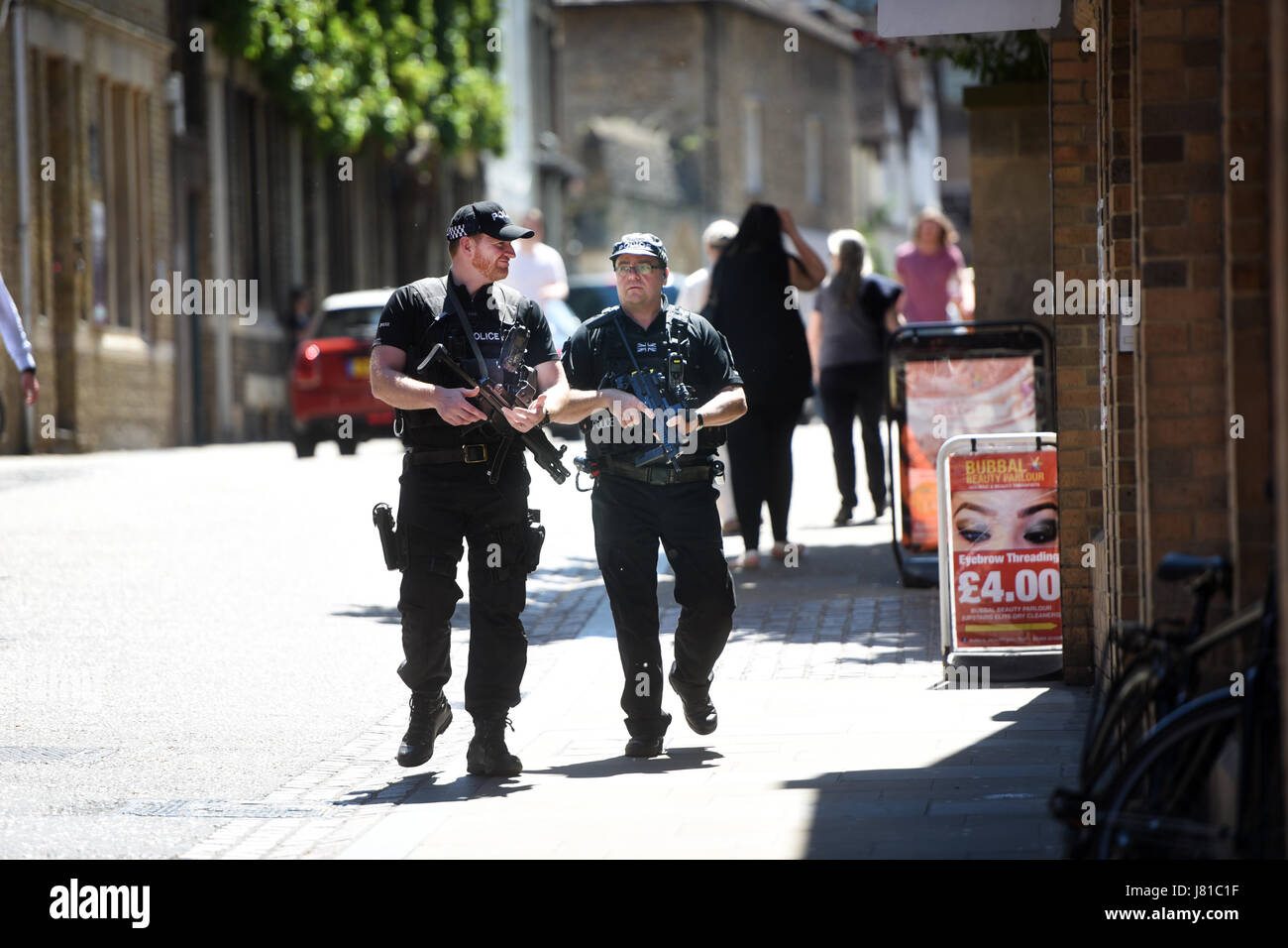 Oxford, UK. 26th May, 2017. Armed police on the streets of Stock Photo