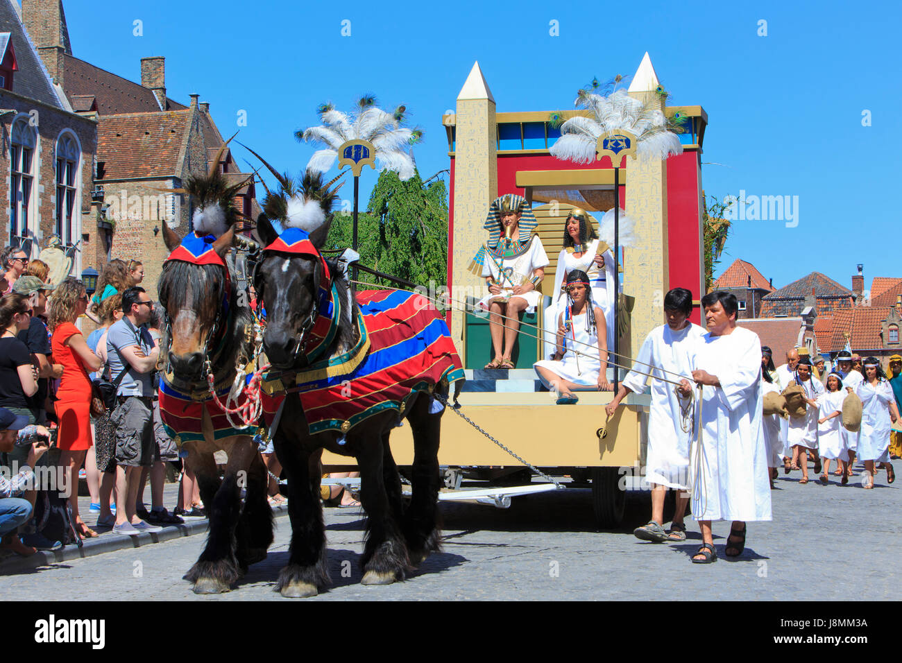 the-egyptian-pharaoh-and-his-queen-during-the-procession-of-the-holy-J8MM3A.jpg