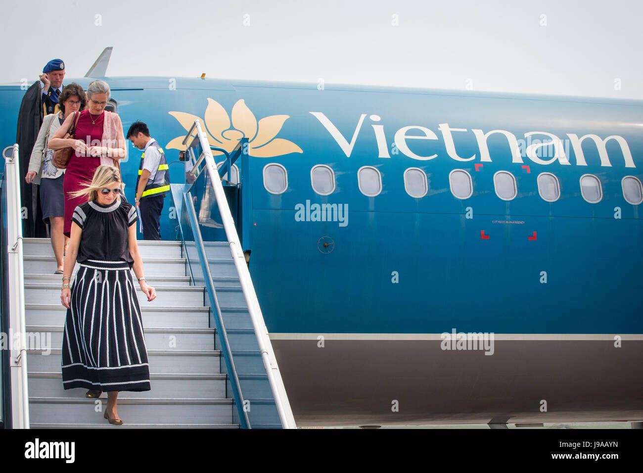 hanoi-vietnam-31st-may-2017-queen-maxima-of-the-netherlands-arrives-J9AAYN.jpg
