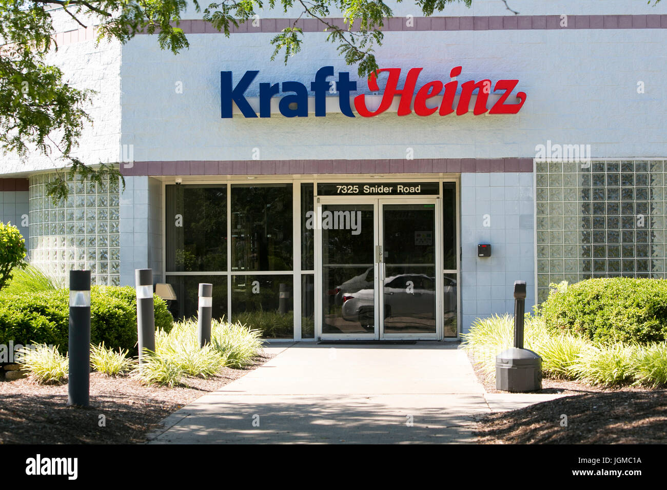 A logo sign outside of a facility occupied by The Kraft Heinz Company