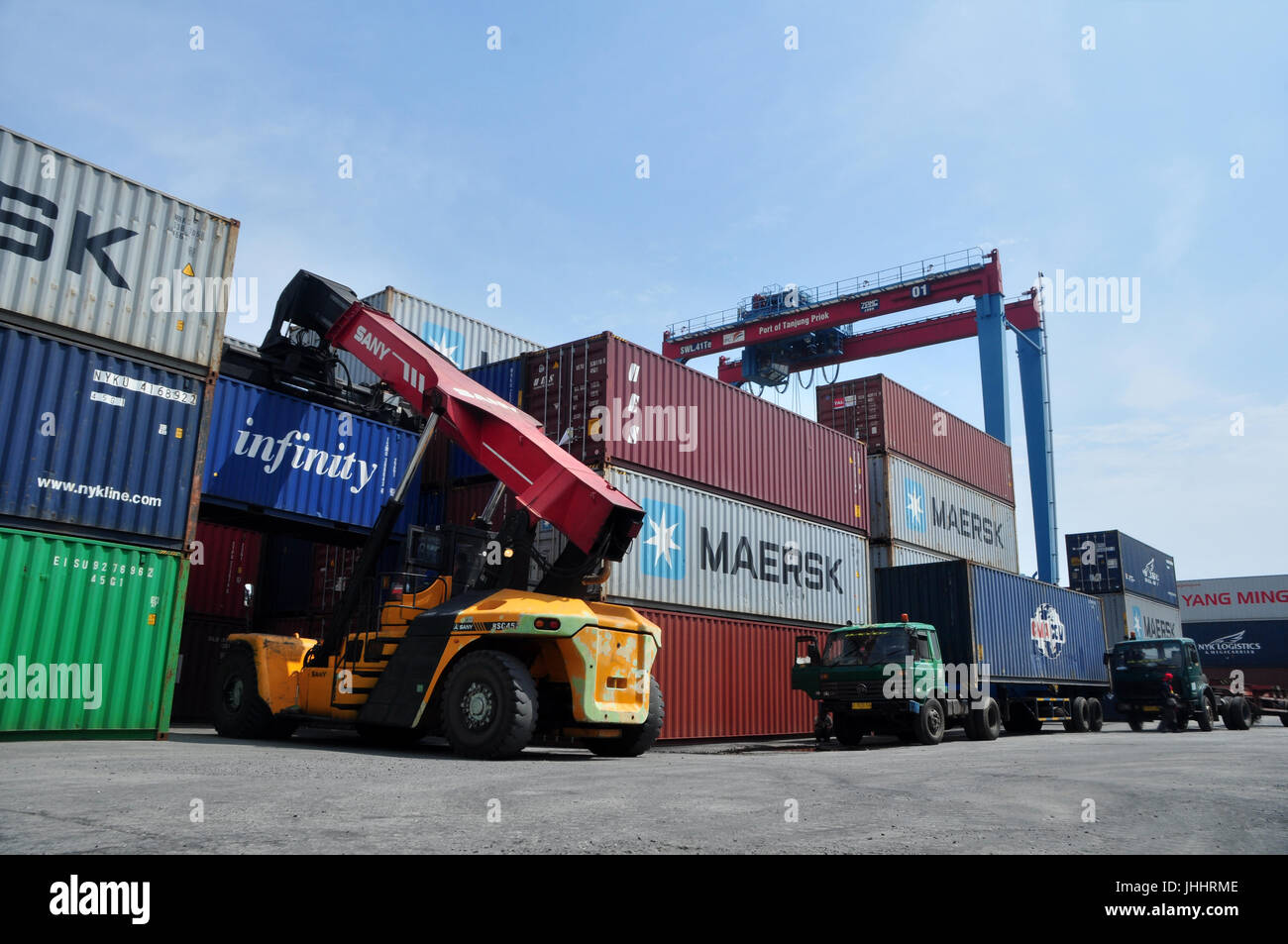Jakarta, Indonesia May 6, 2017 Container unloading truck in Stock