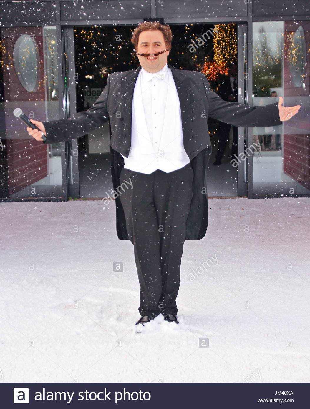 wynne evans wynne evans off the go compare advertisements at the