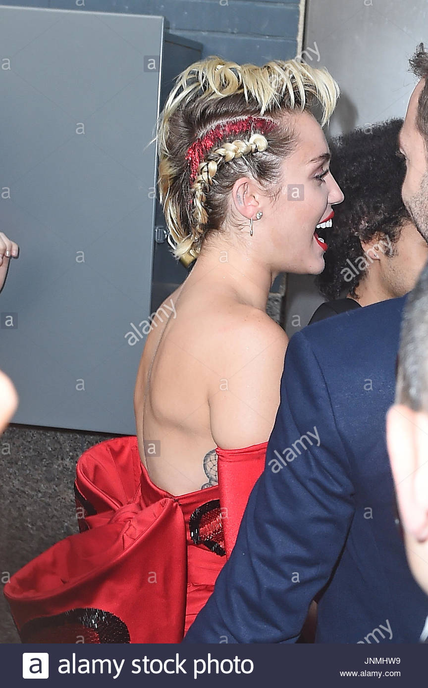 Miley Cyrus Miley Cyrus Proudly Shows Off Her Armpit Hair As She