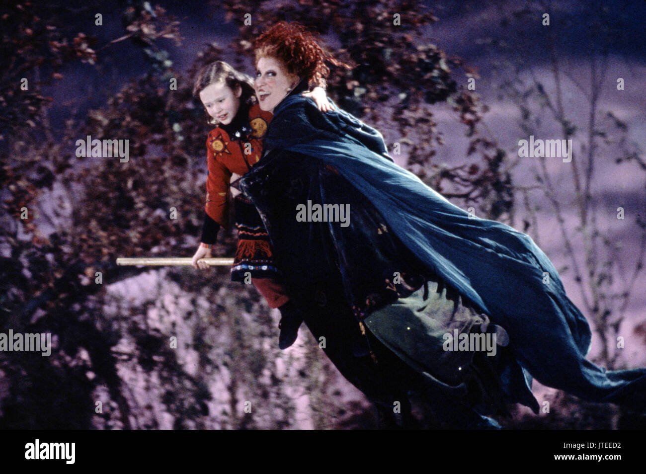 THORA BIRCH & BETTE MIDLER HOCUS POCUS (1993 Stock Photo, Royalty Free Image 152753358 Alamy