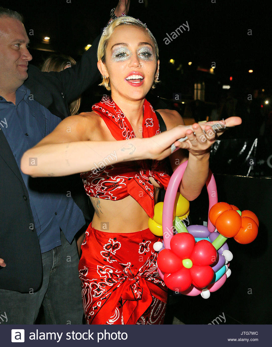 Miley Cyrus Miley Cyrus Flashes Her Armpit Hair When She Makes It