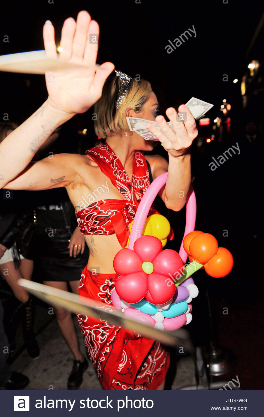 Miley Cyrus Miley Cyrus Flashes Her Armpit Hair When She Makes It