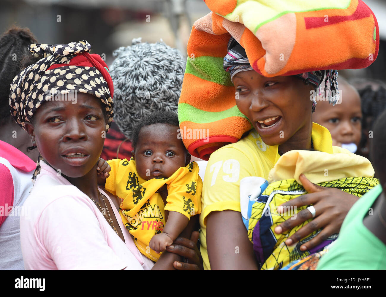 Freetown, Sierra Leone. 19th Aug, 2017. People queue to get food and