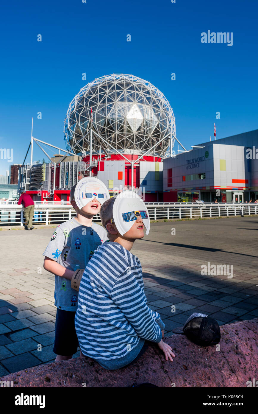 Vancouver, British Columbia, Canada. 21st Aug, 2017. Kids view solar eclipse through home modified glasses, Science Stock Photo