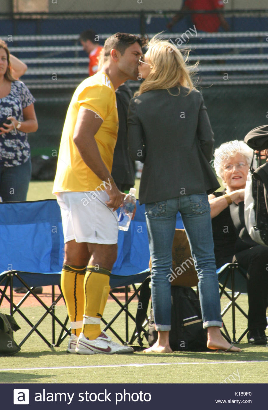 mark consuelos and kelly ripa kelly ripa cheers on her husband mark consuelos and kelly ripa kelly ripa cheers on her husband