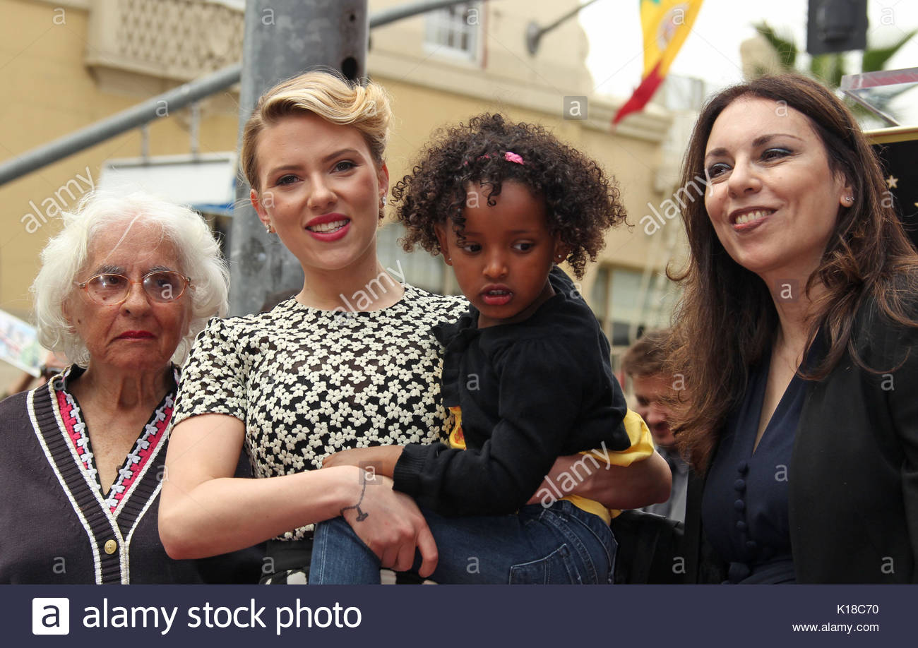 Grandmother, Dorothy Sloan, Scarlett Johansson, sister, Fenan Sloan Stock Photo ...1300 x 918