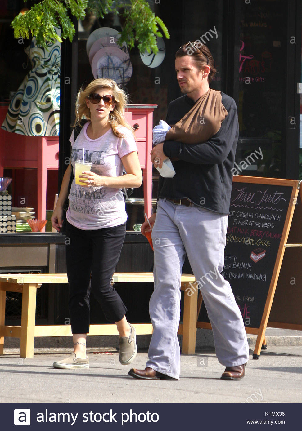 Ethan Hawke, Ryan Shawhughes and baby. First shots of Ethan Hawke Stock
