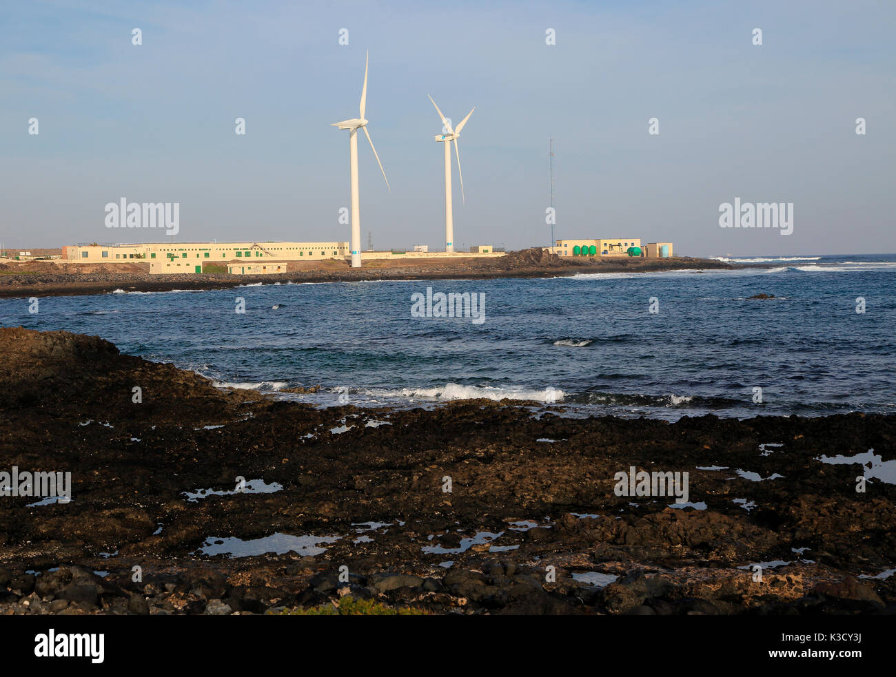 wind-turbines-and-desalination-plant-at-corralejo-fuerteventura-canary-K3CY3J.jpg
