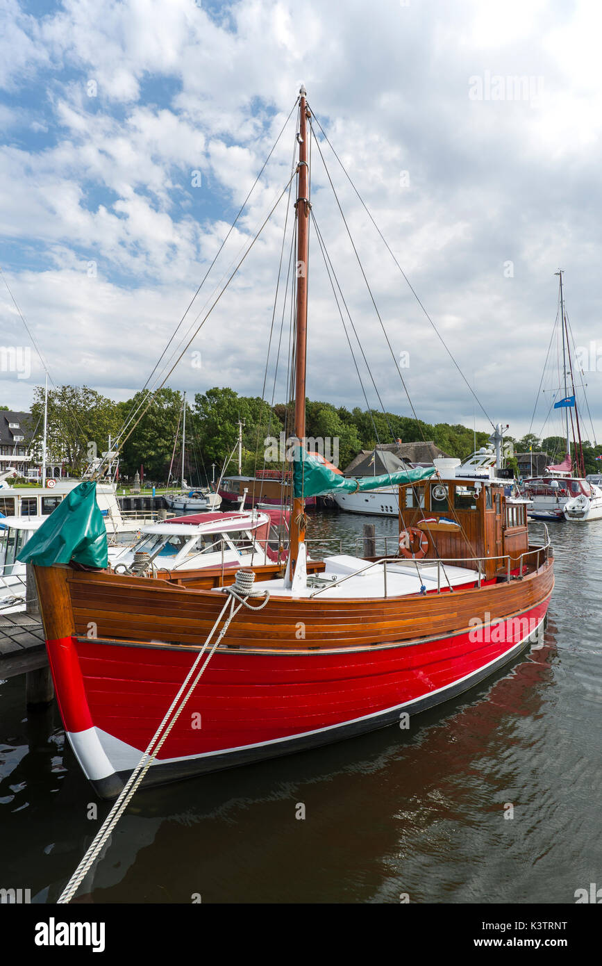 Fischerboot Aus Holz Mit Rotem Rumpf Im Hafen Von Kloster Auf Der Stock
