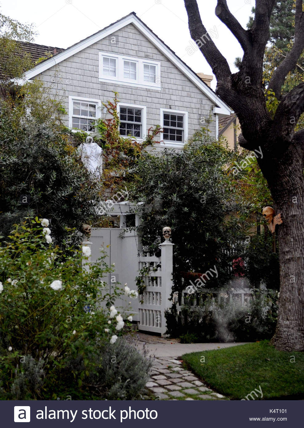 Simon Baker's house. Simon Baker decorates his house for Halloween