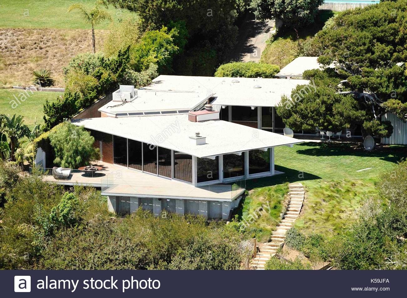 Brad Pitt's house. General views of Brad Pitt's house in Malibu Stock Photo: 158178702 ...1300 x 953