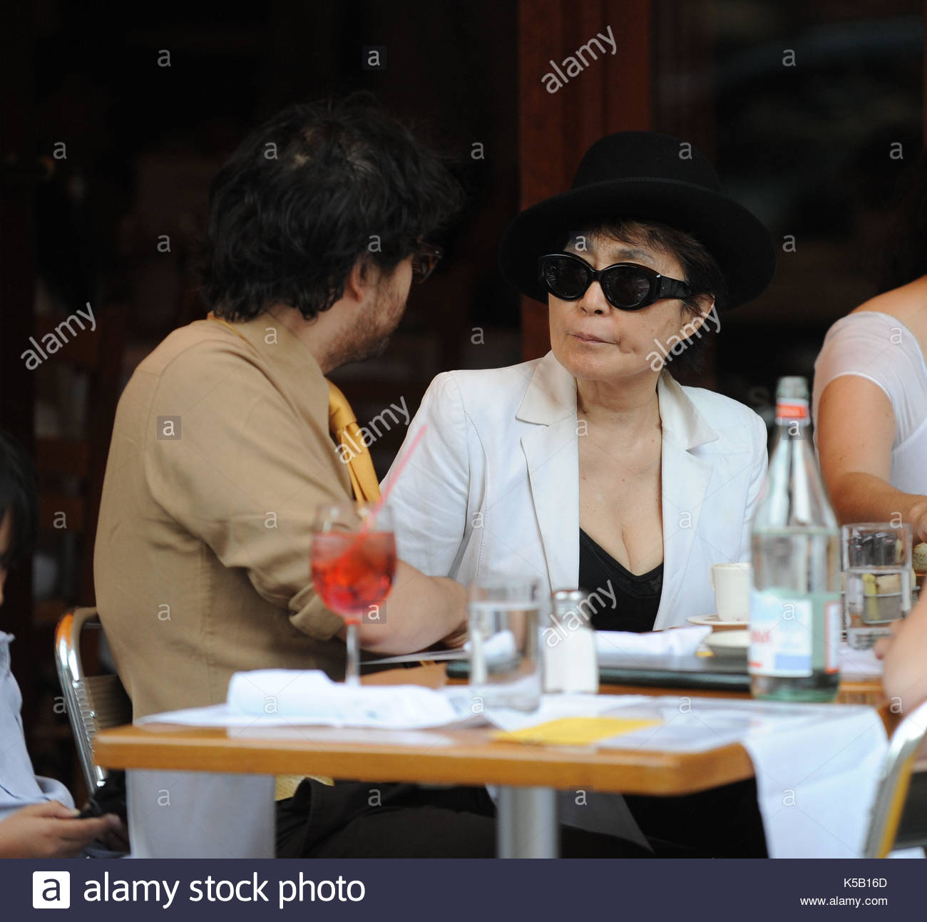 Kyoko Ono Cox Stock Photos & Kyoko Ono Cox Stock Images Alamy