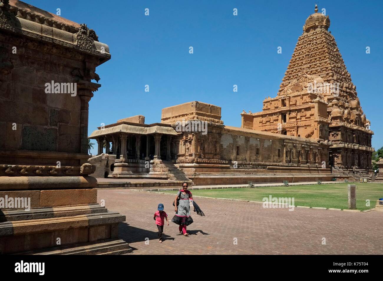brihadisvara temple O templo brihadeeswarar, templo de brihadisvara, peruvudaiyar koyil big temple-smaller temple stairsjpg pormenor dos degraus do templo de sri subramanya. brihadisvara temple O templo brihadeeswarar, templo de brihadisvara, peruvudaiyar koyil big temple-smaller temple stairsjpg pormenor dos degraus do templo de sri subramanya.