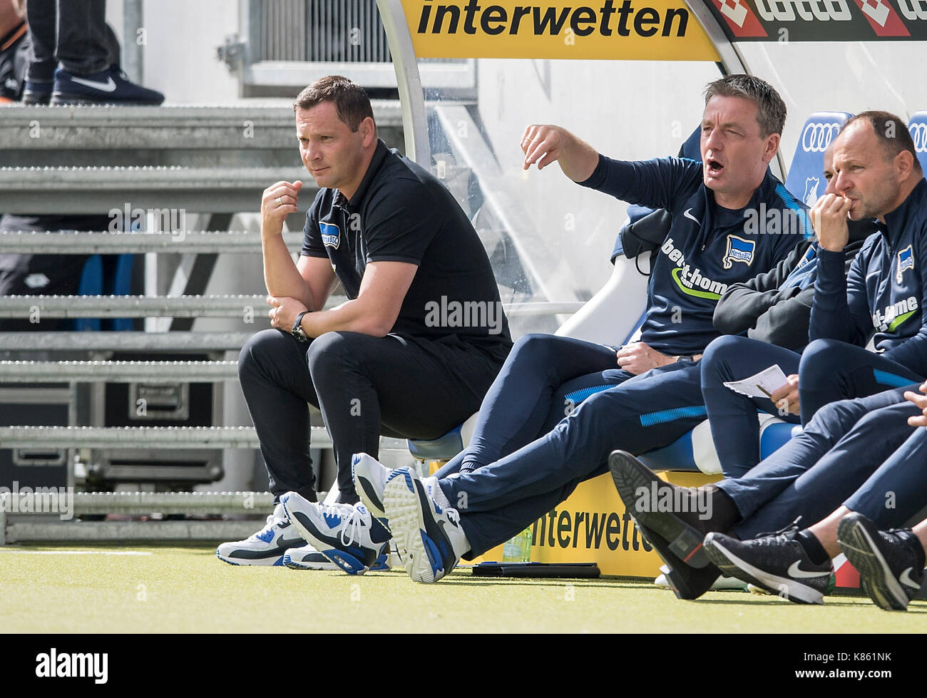 Pal DARDAI . (Trainer, B) unzufrieden auf der Trainerbank, daneben
