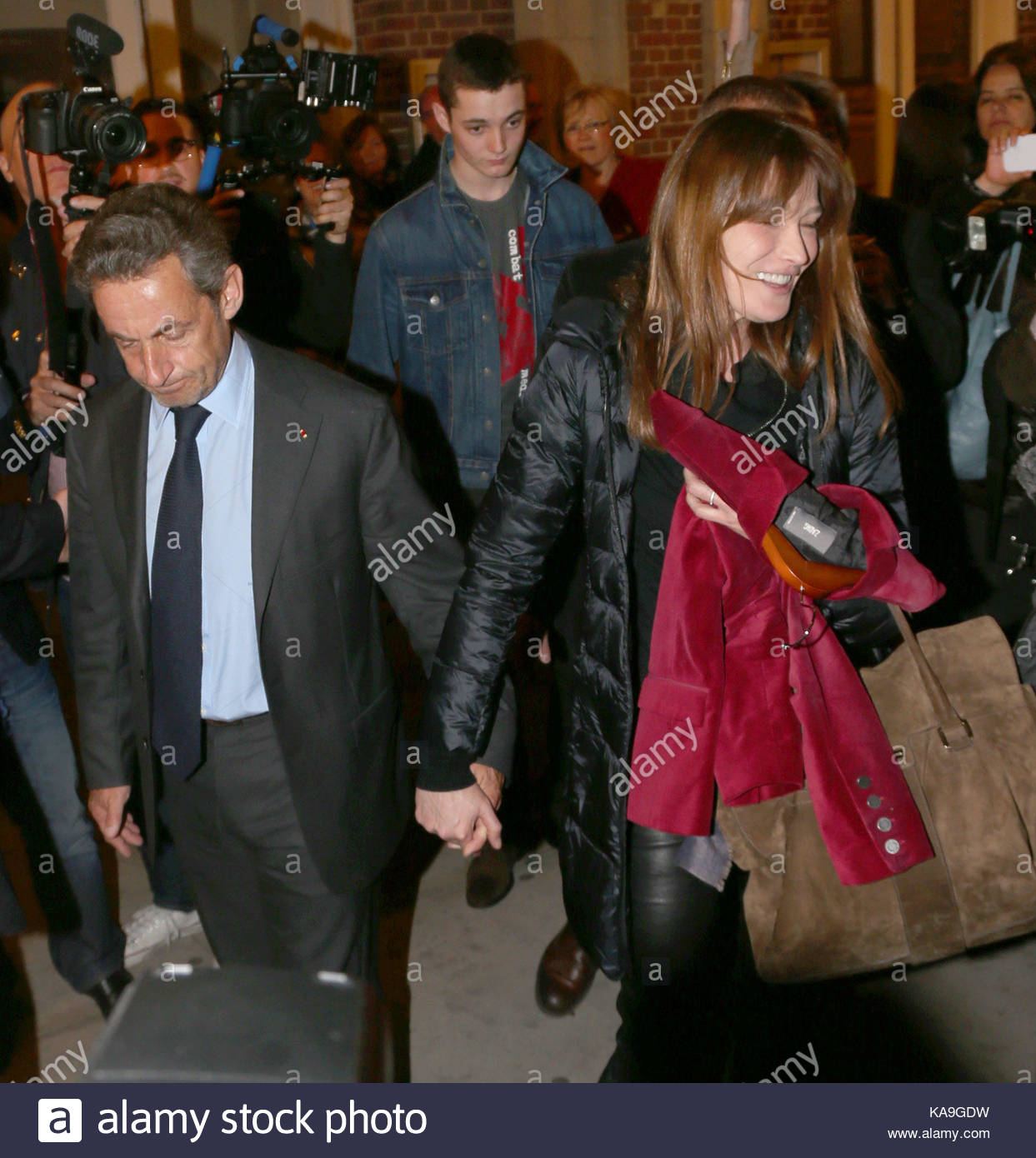 Bruni and Sarkozy walked out on the side. 11.03.2010 46 Bruni and Sarkozy walked out on the side. 11.03.2010 74