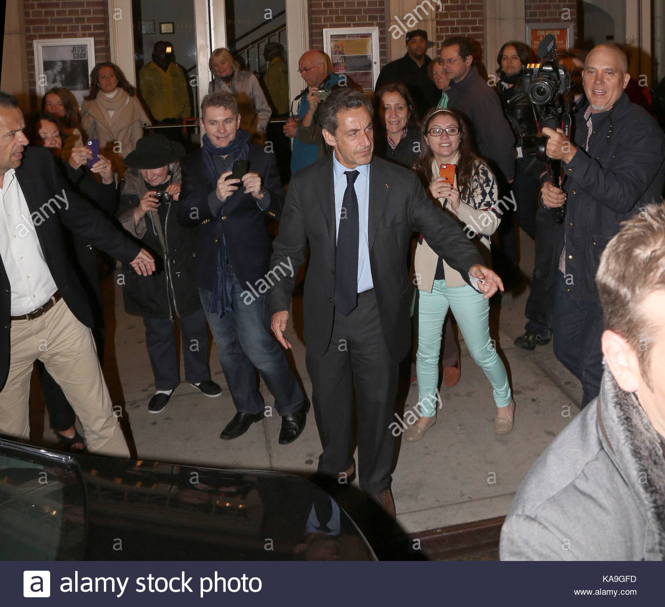Bruni and Sarkozy walked out on the side. 11.03.2010 83 Bruni and Sarkozy walked out on the side. 11.03.2010 98