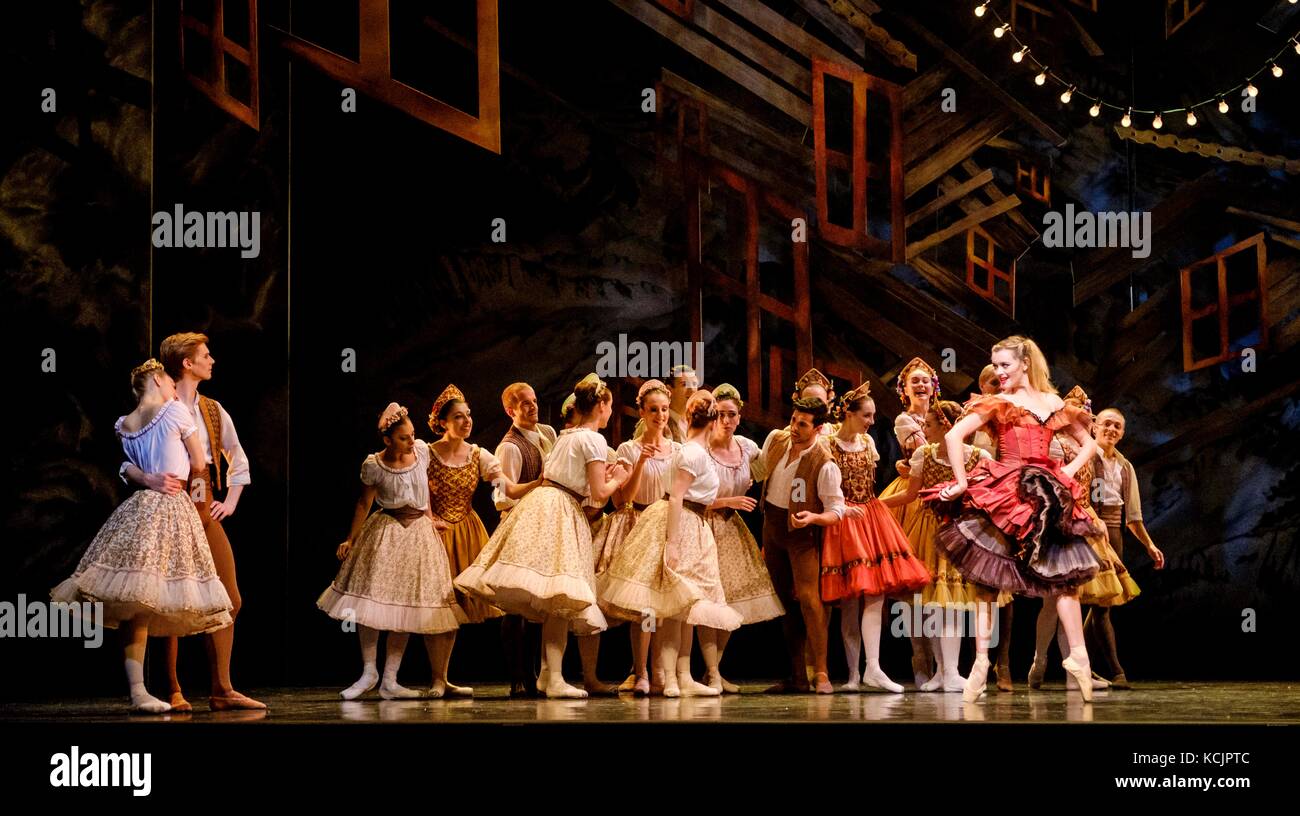 Glasgow, UK. 5th October, 2017. A scene from the SCOTTISH BALLET Stock