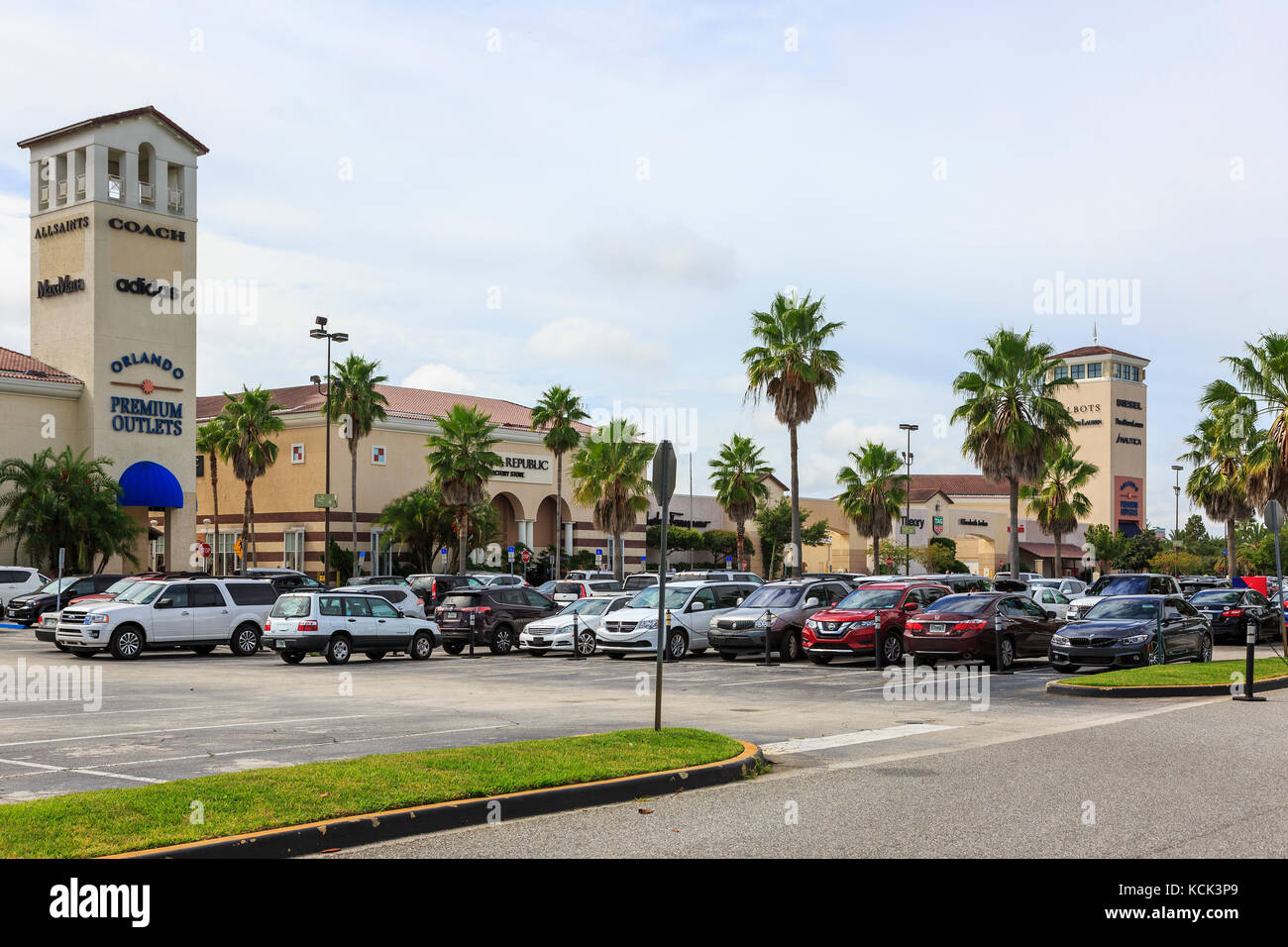 You are here OutletBound Club members receive exclusive outlet discounts, coupons and sale alerts. We work with outlet malls, retailers, hotels and restaurants across the country to bring you the latest offers and deliver them right to your inbox.