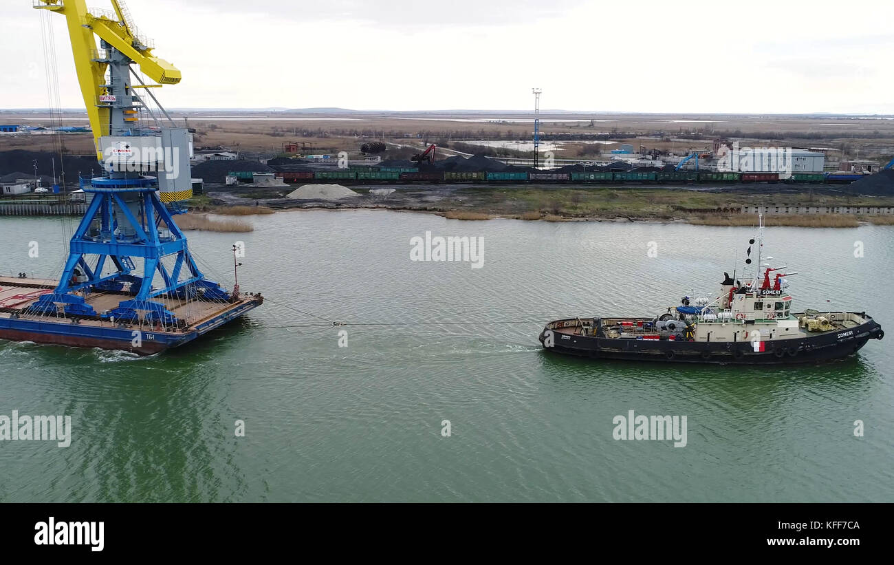 towing-cranes-for-containers-large-conta
