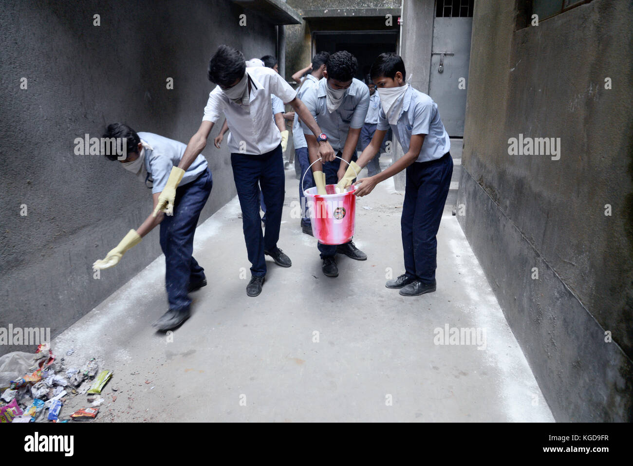 Kolkata, India. 06th Nov, 2017. School student clean and spread Stock
