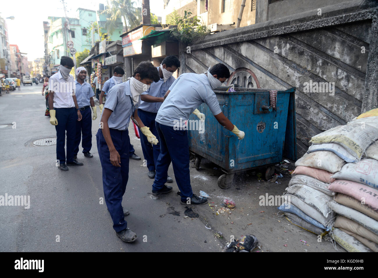Kolkata, India. 06th Nov, 2017. School student clean and spread Stock