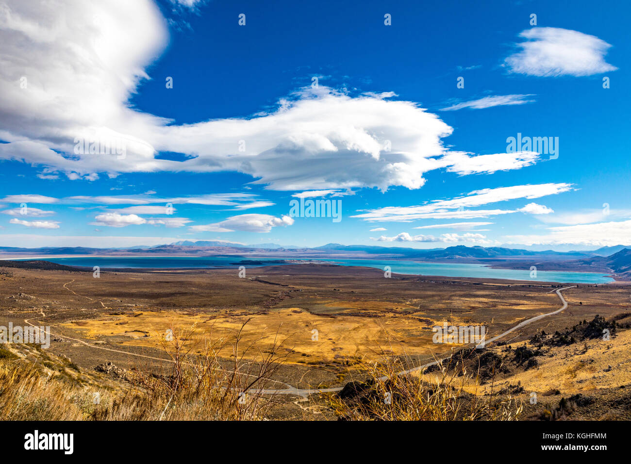 from-mono-lake-vista-point-along-california-highway-395-in-the-eastern-KGHFMM.jpg