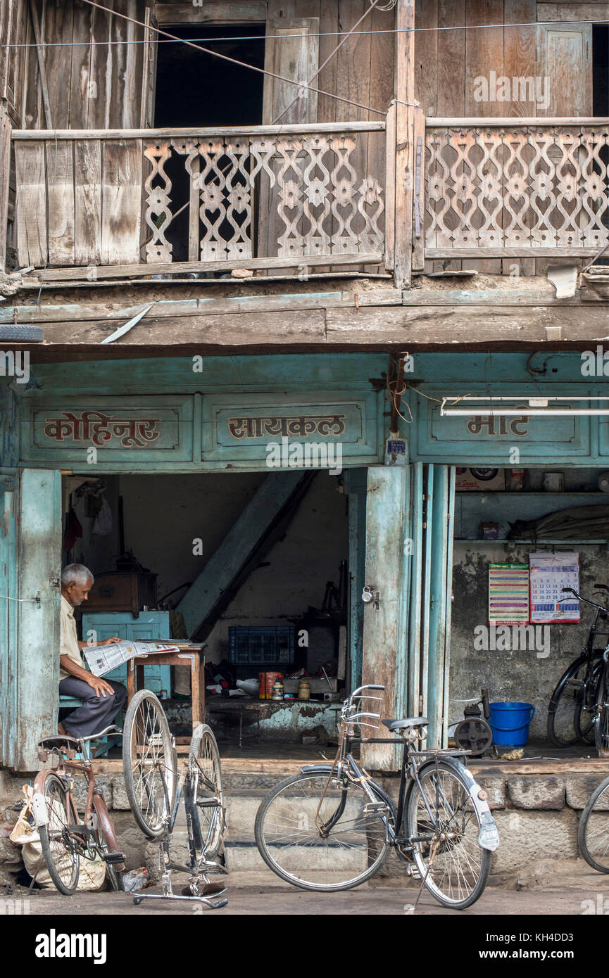 Indian Cycle Repair Hi Res Stock Photography And Images Alamy