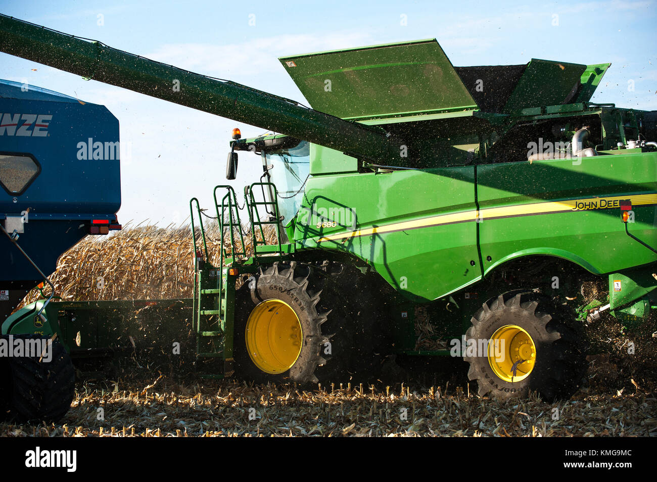 John Deere Combine Harvest Corn Hi Res Stock Photography And Images Alamy