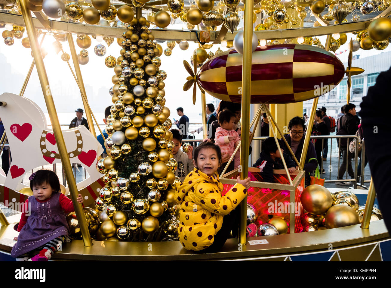 people in hong kong play with large scale christmas ornaments around shopping area 9th dec 2017 credit keith tsujizuma wirealamy live news - Large Scale Christmas Decorations people in hong kong play with large scale christmas ornaments around shopping area 9th dec 2017 credit keith tsujizuma wirealamy live news - Large Scale Christmas Decorations