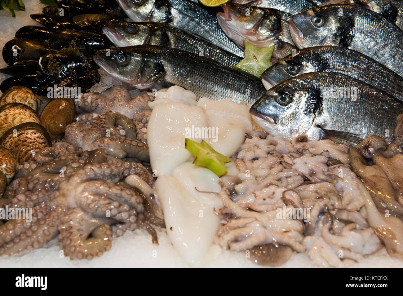 Seafood Cooling On Ice Stock Photo Alamy