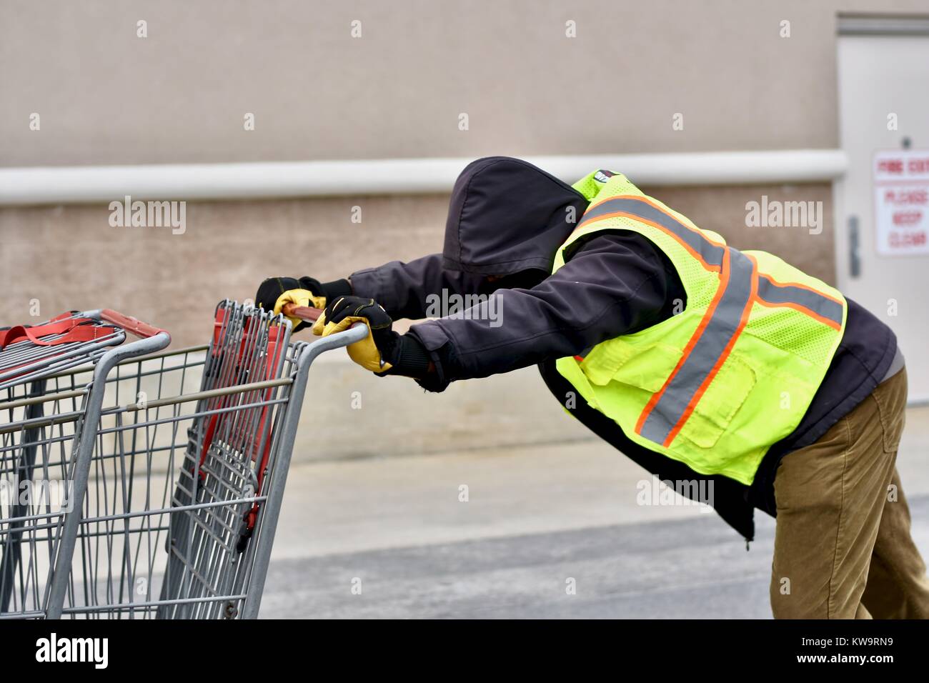 Costco Employee Hi Res Stock Photography And Images Alamy
