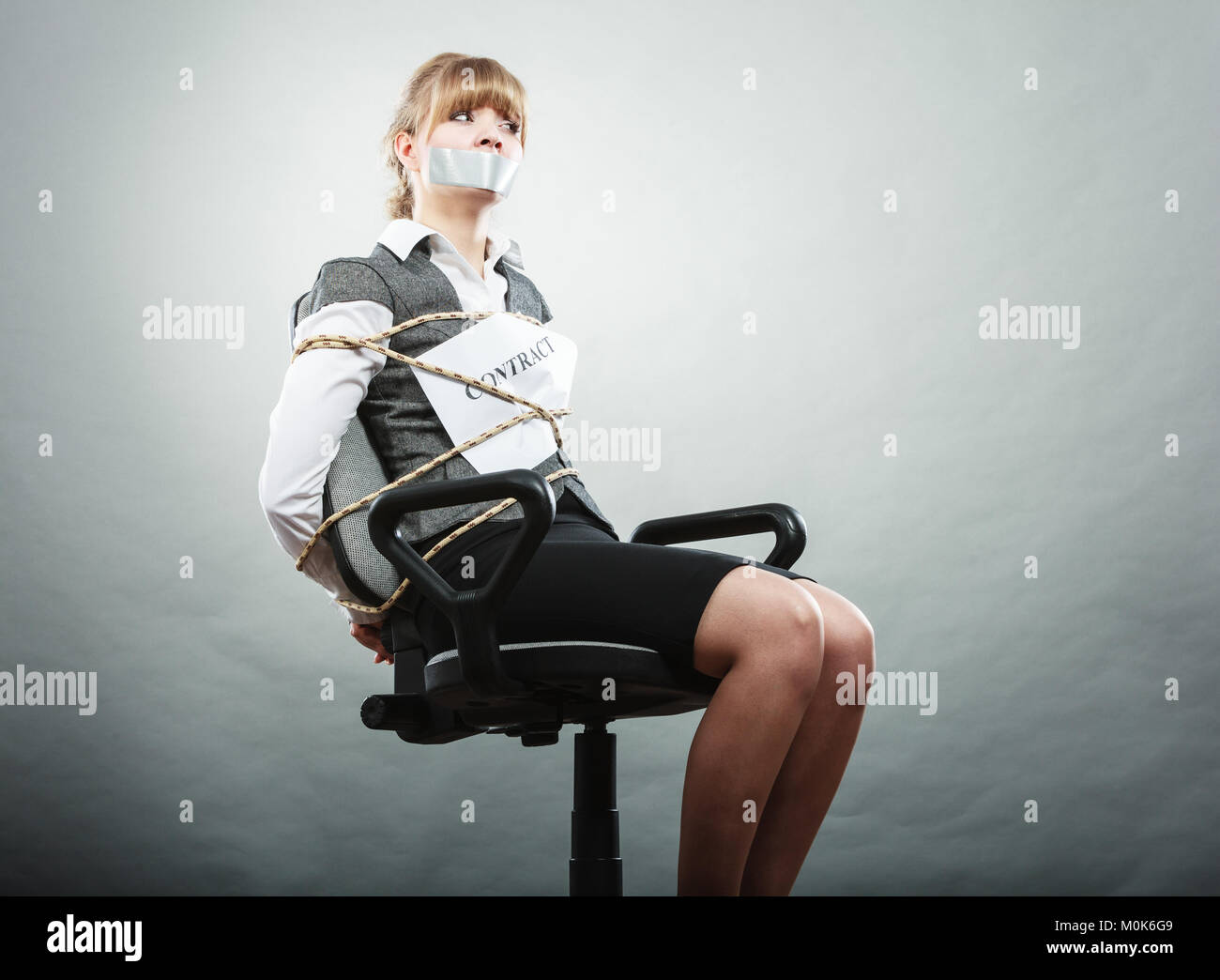 Женщина Сидит На Вибраторе