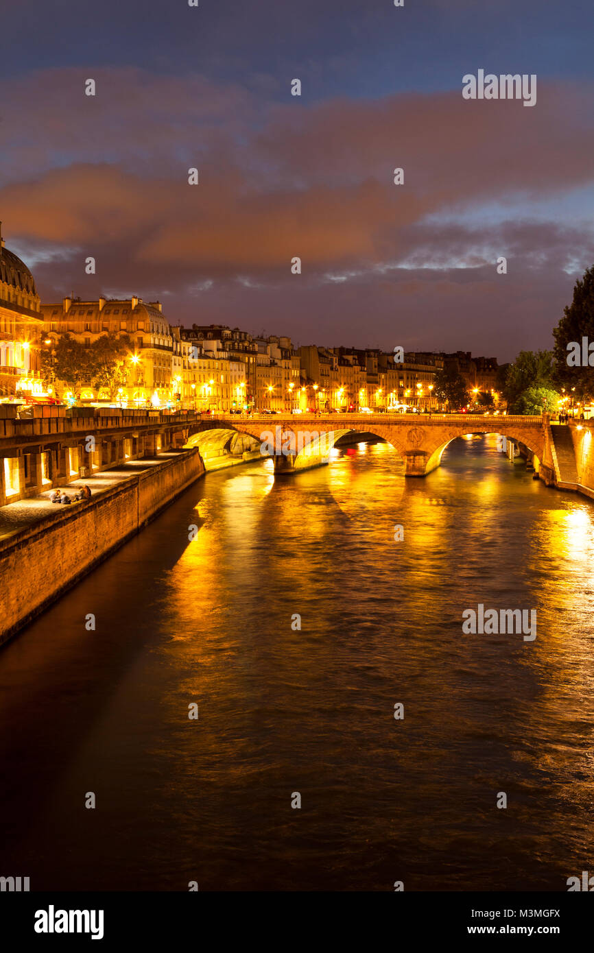 PARIS FRANCE JULI 11 2014 Night View Of River Seine At Night