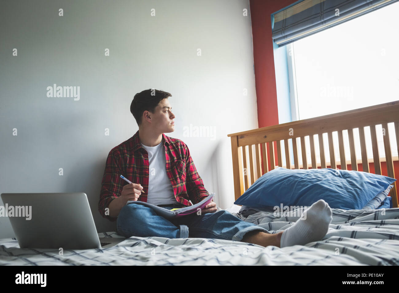 Мужик сидя на кровати делает фото своего хера фото