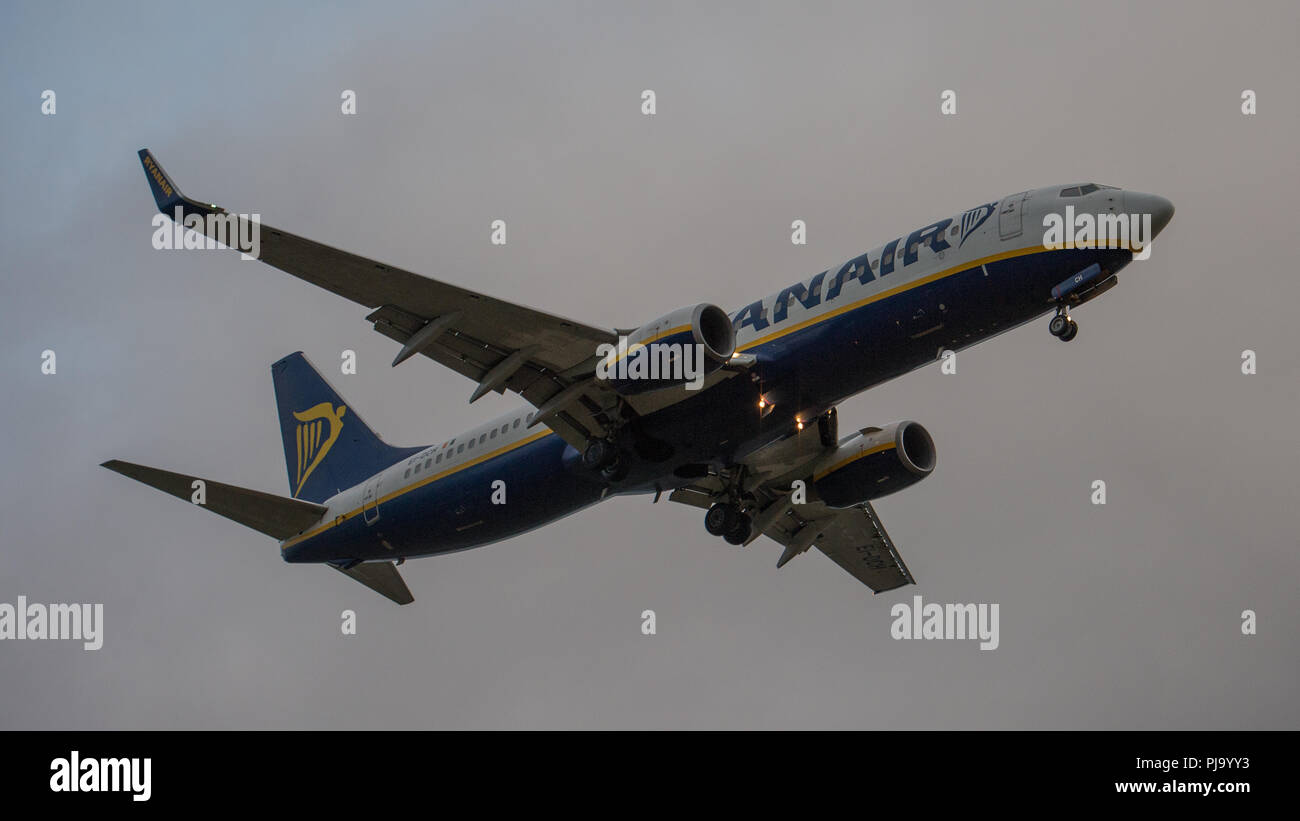 Boeing Ryanair Hi Res Stock Photography And Images Alamy