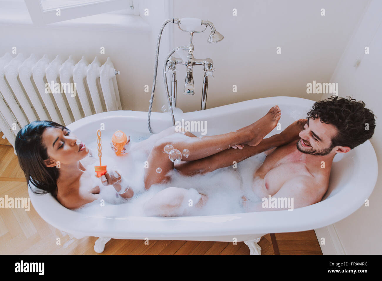 Angelina Diamanti и Evelin Stone принимают ванну вдвоем