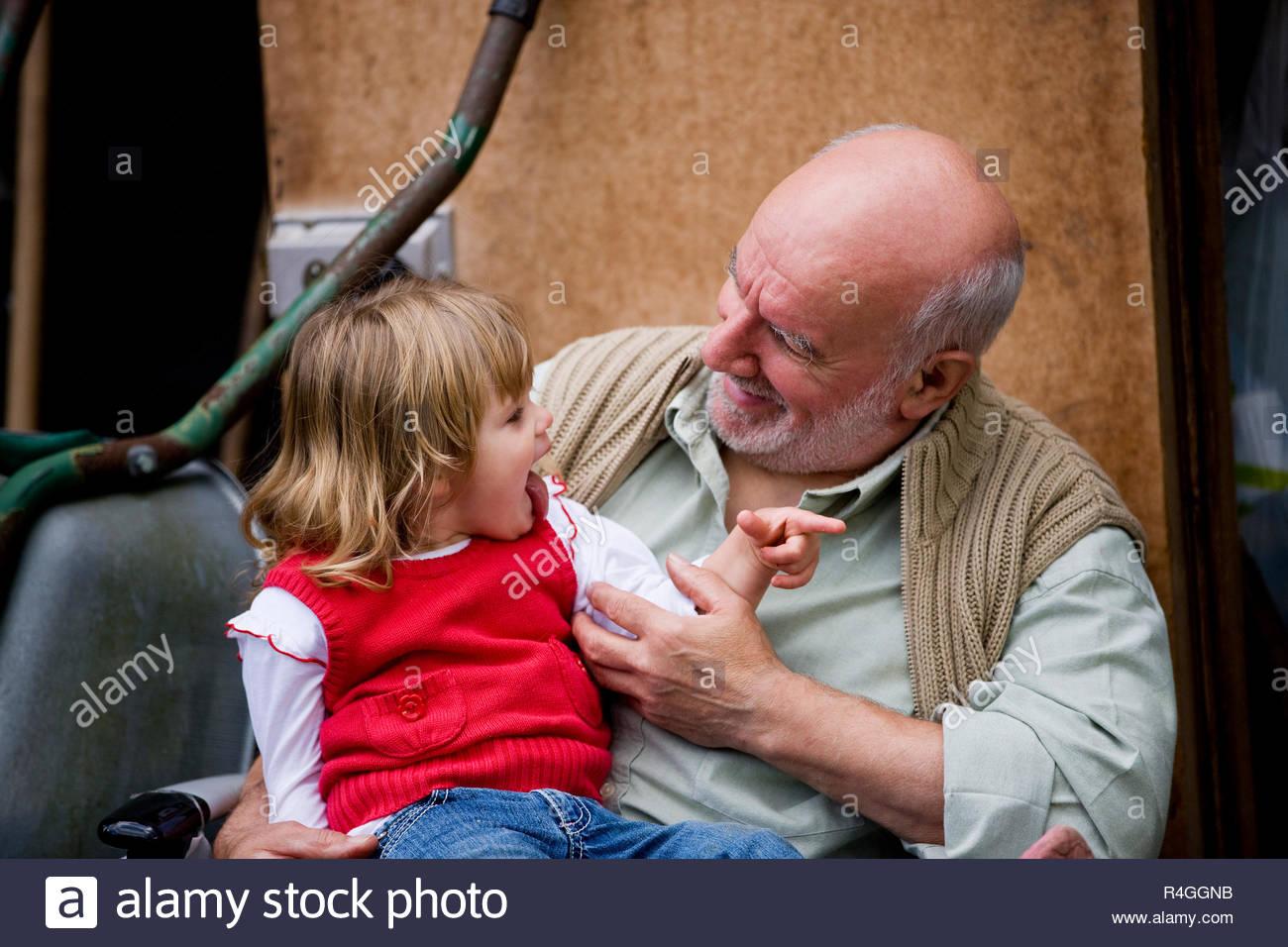 Развратная внучка дает озабоченному дедуле