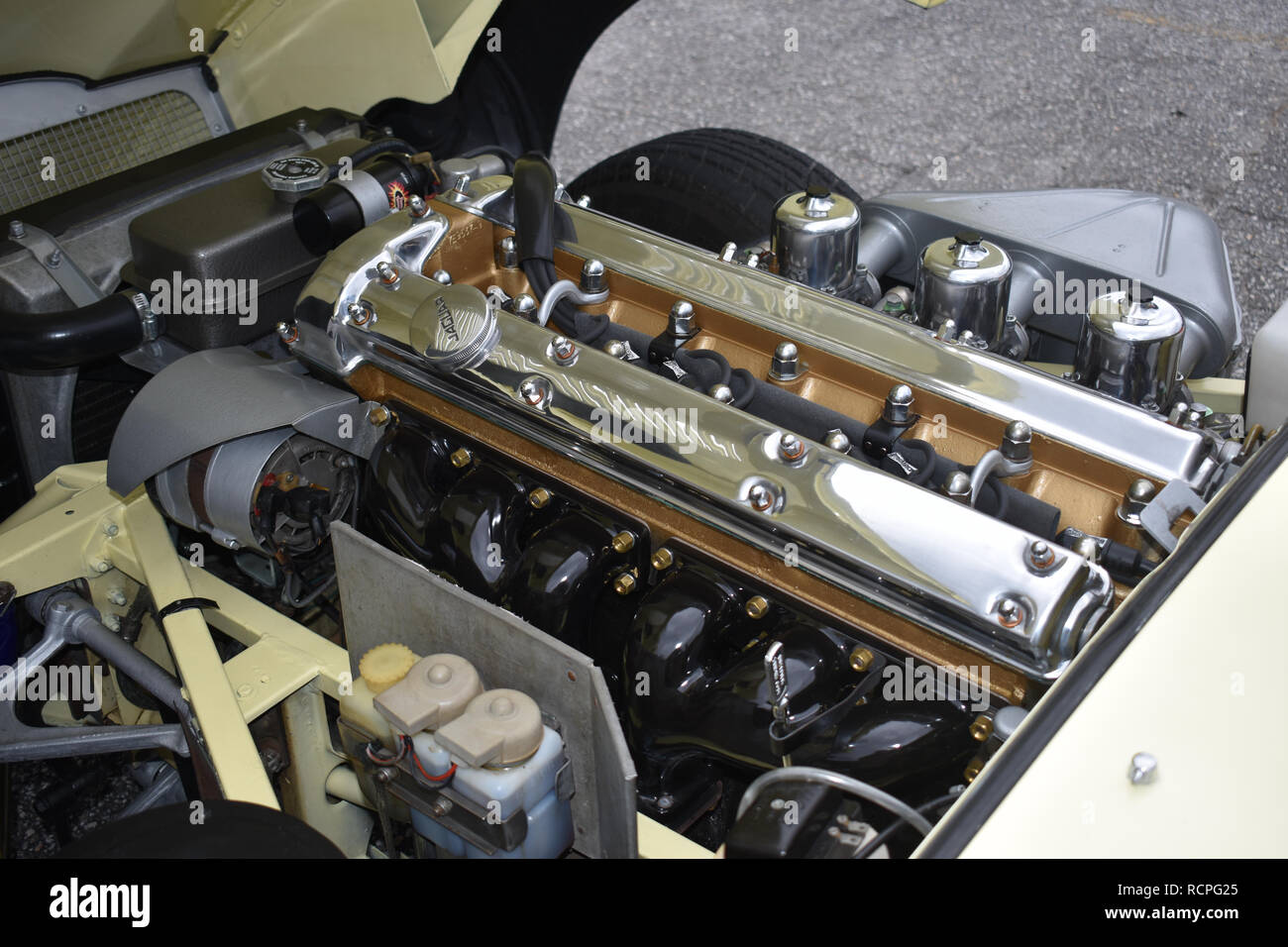 4 2 Jaguar Engine Stock Photo Alamy