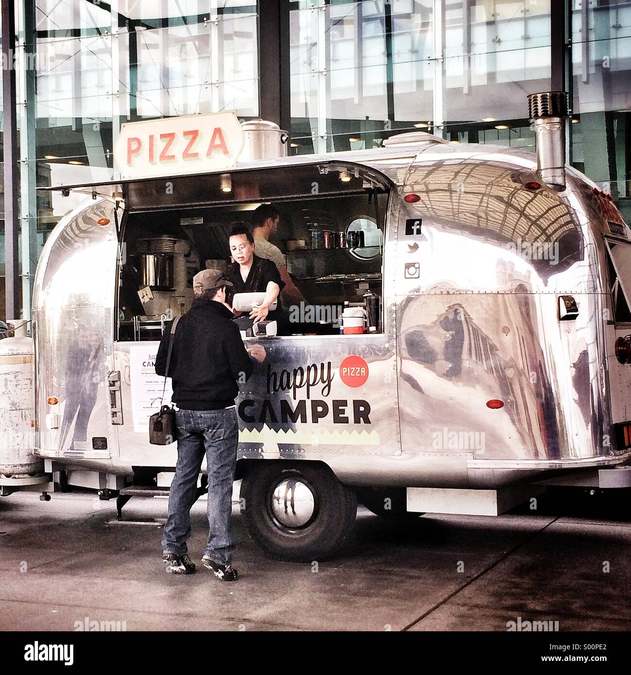 retro-pizza-truck-in-melbourne-S00PE2.jp