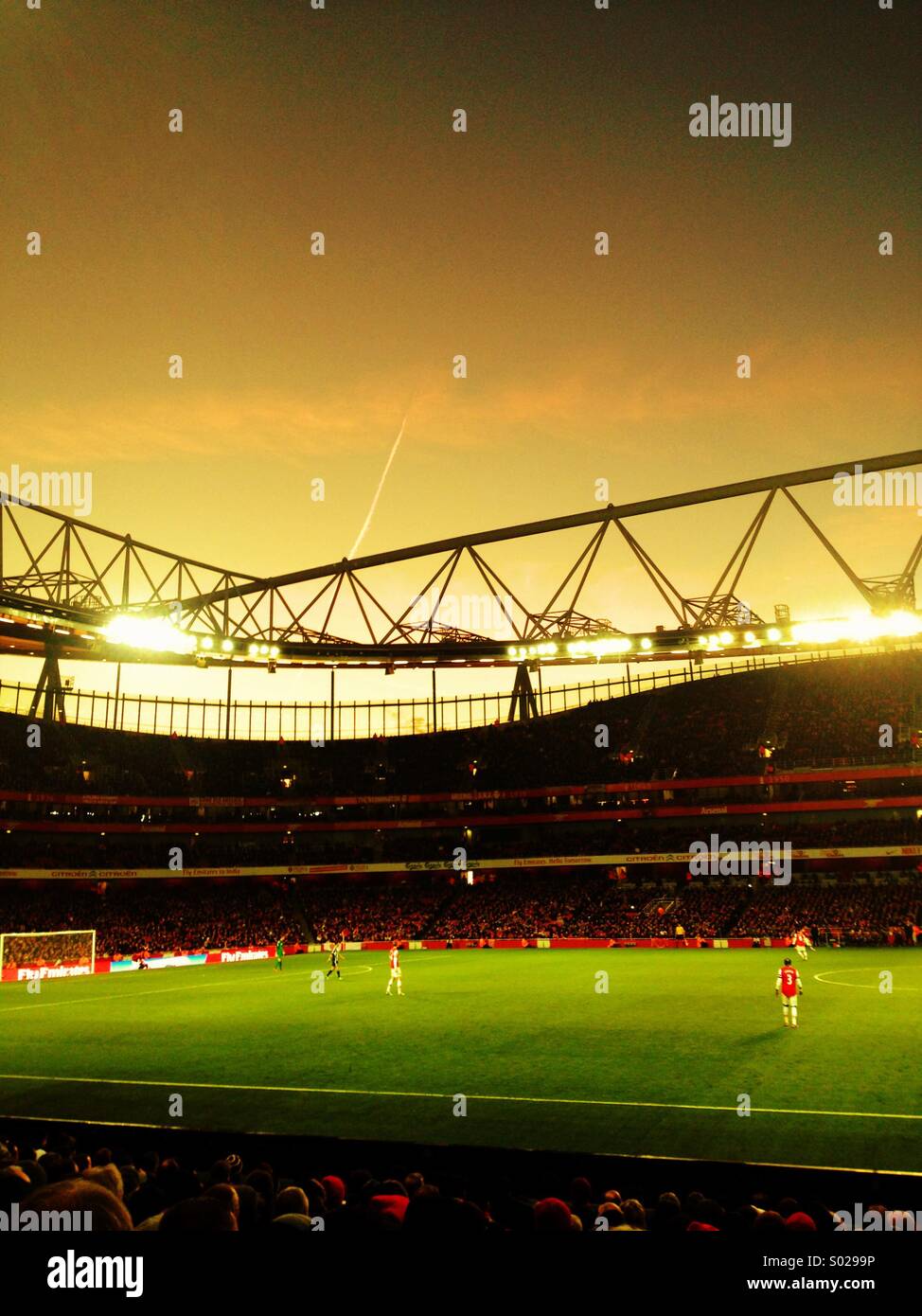 Emirates Stadium Fans Hi Res Stock Photography And Images Alamy