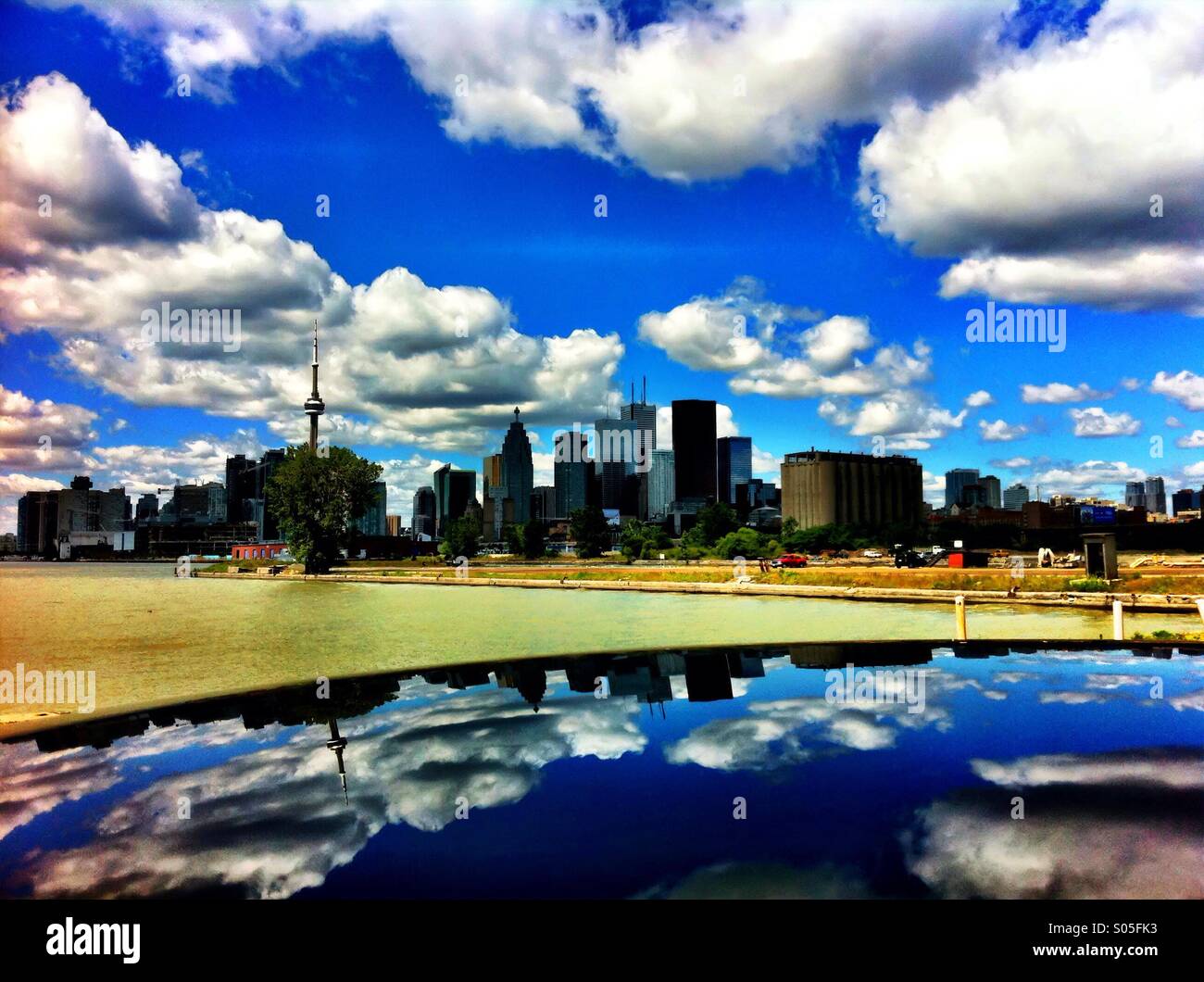 Toronto_skyline_reflection_with_brown_wa