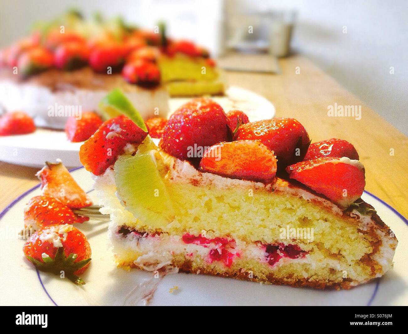 Strawberry_cake-S076JM.jpg