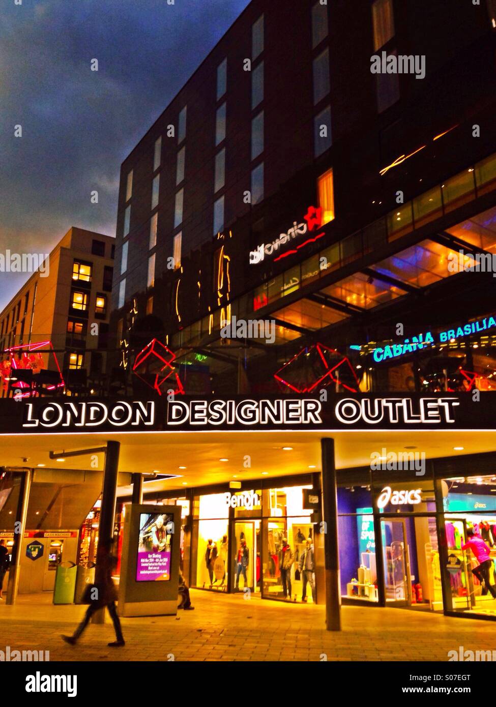 london-designer-outlet-at-night-wembley-