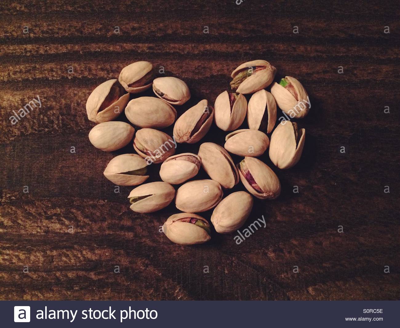 Pistachios in a heart shape Stockfoto, Lizenzfreies Bild 310301082 Alamy
