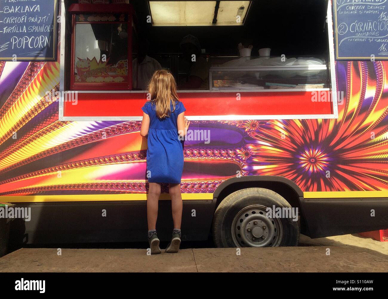 Girl in front of food truck Stockfoto, Lizenzfreies Bild 310423537 Alamy