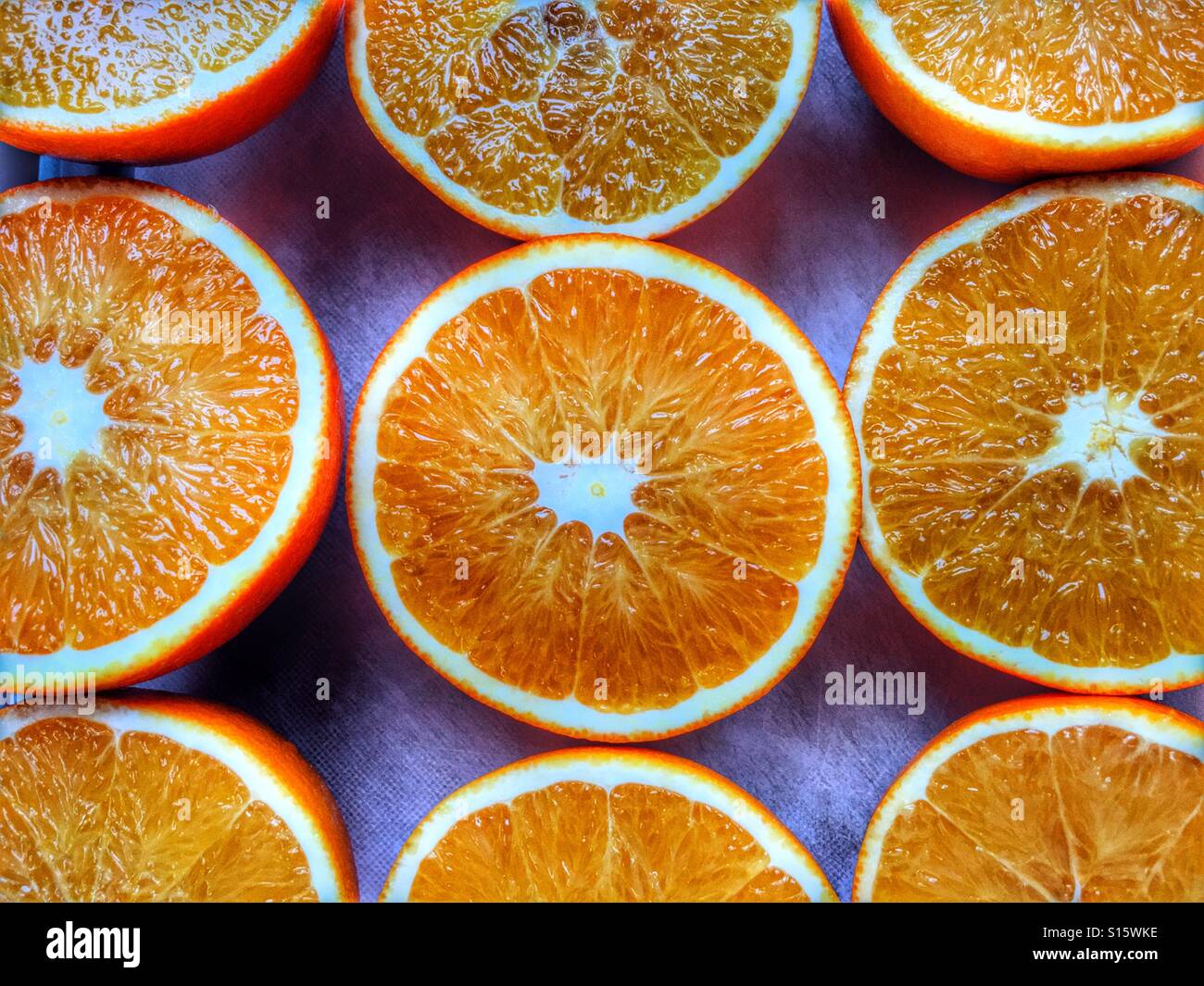 Valencia oranges, cut in half ready for juicing Stockfoto, Lizenzfreies